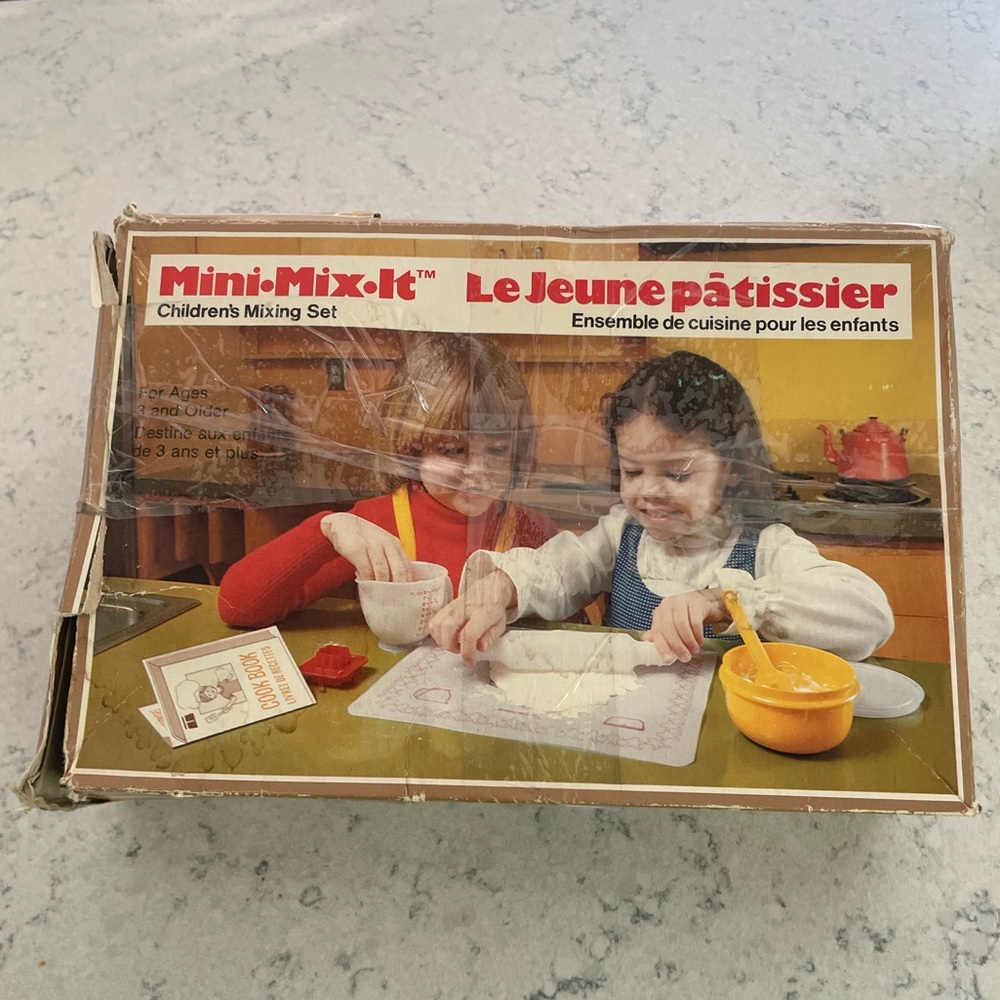 Vintage Tupperware Mini Mix Bake it Set